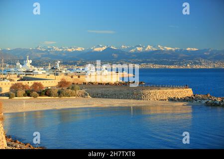 Antibes plage de la Gravette et montagnes enneigees, Alpes-Maritimes, 06, cote d'Azur, PACA Foto Stock