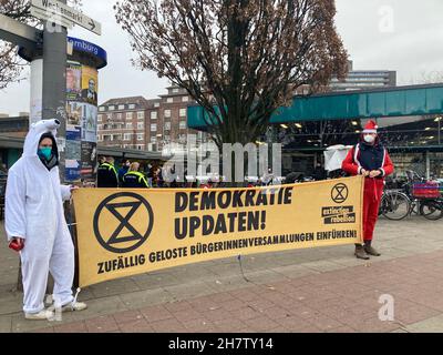 Amburgo, Germania. 25 Nov 2021. Gli attivisti della ribellione di estinzione protestano ad Amburgo. Un attivista ha bloccato le mani sulla strada. L'azione all'importante incrocio di Schlump ha causato ingorghi. Credit: Thomas Müller/dpa/Alamy Live News Foto Stock