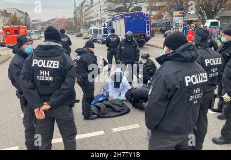 Amburgo, Germania. 25 Nov 2021. Gli attivisti della ribellione di estinzione protestano ad Amburgo. Un attivista ha bloccato le mani sulla strada. L'azione all'importante incrocio di Schlump ha causato ingorghi. Credit: Thomas Müller/dpa/Alamy Live News Foto Stock