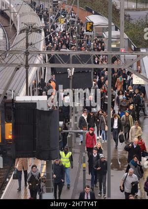 Foto di archivio datata 9/1/2017 di pendolari alla stazione di Stratford, Londra, dopo che i lavoratori della metropolitana hanno lanciato uno sciopero di 24 ore che fropperà i servizi della metropolitana e causerà il caos di viaggio per milioni di passeggeri. La stazione ha superato Waterloo come la stazione ferroviaria più trafficata della Gran Bretagna nell'anno fino a marzo. Data di emissione: Giovedì 25 novembre 2021. Foto Stock