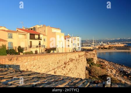 Antibes et montagnes enneigees, Alpes-Maritimes, 06, cote d'Azur, PACA Foto Stock