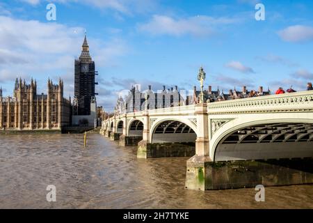 Waterloo London Inghilterra UK, novembre 21 2021, Vista del Ponte di Westminster delle Case del Parlamento e del Big ben in fase di ristrutturazione Foto Stock