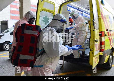 Brno, Repubblica Ceca. 25 Nov 2021. Trasportare i pazienti COVID-19 dall'ospedale universitario di St. Anny agli ospedali di Praga, Repubblica Ceca, 25 novembre 2021. Credit: Patrik Uhlir/CTK Photo/Alamy Live News Foto Stock