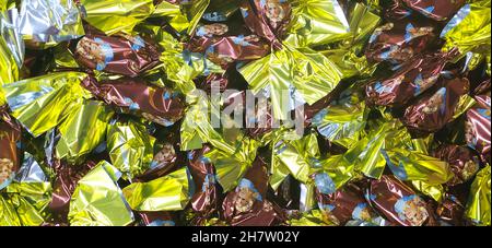 Originale dolce tradizionale di natale dal nome ungherese è szaloncukor aka caramella di salotto. Dolcezza di Natale fondente in metallo colorato che avvolge a. Foto Stock