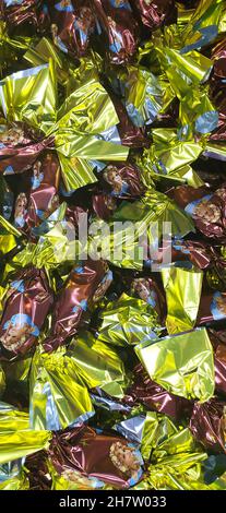 Originale dolce tradizionale di natale dal nome ungherese è szaloncukor aka caramella di salotto. Dolcezza di Natale fondente in metallo colorato che avvolge a. Foto Stock