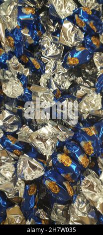 Originale dolce tradizionale di natale dal nome ungherese è szaloncukor aka caramella di salotto. Dolcezza di Natale fondente in metallo colorato che avvolge a. Foto Stock