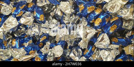 Originale dolce tradizionale di natale dal nome ungherese è szaloncukor aka caramella di salotto. Dolcezza di Natale fondente in metallo colorato che avvolge a. Foto Stock