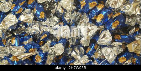 Originale dolce tradizionale di natale dal nome ungherese è szaloncukor aka caramella di salotto. Dolcezza di Natale fondente in metallo colorato che avvolge a. Foto Stock
