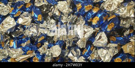 Originale dolce tradizionale di natale dal nome ungherese è szaloncukor aka caramella di salotto. Dolcezza di Natale fondente in metallo colorato che avvolge a. Foto Stock