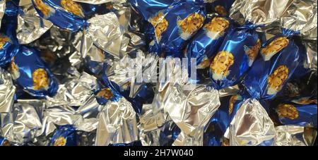 Originale dolce tradizionale di natale dal nome ungherese è szaloncukor aka caramella di salotto. Dolcezza di Natale fondente in metallo colorato che avvolge a. Foto Stock