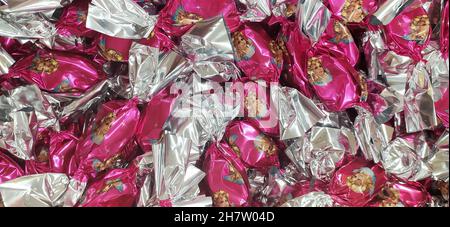 Originale dolce tradizionale di natale dal nome ungherese è szaloncukor aka caramella di salotto. Dolcezza di Natale fondente in metallo colorato che avvolge a. Foto Stock