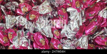Originale dolce tradizionale di natale dal nome ungherese è szaloncukor aka caramella di salotto. Dolcezza di Natale fondente in metallo colorato che avvolge a. Foto Stock