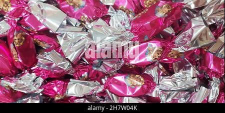 Originale dolce tradizionale di natale dal nome ungherese è szaloncukor aka caramella di salotto. Dolcezza di Natale fondente in metallo colorato che avvolge a. Foto Stock