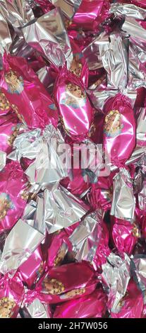 Originale dolce tradizionale di natale dal nome ungherese è szaloncukor aka caramella di salotto. Dolcezza di Natale fondente in metallo colorato che avvolge a. Foto Stock