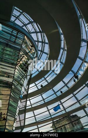 Vista ravvicinata pittoresca del cono specchiato al centro, circondato dal passaggio a spirale in acciaio all'interno della cupola di vetro del famoso Reichstag... Foto Stock