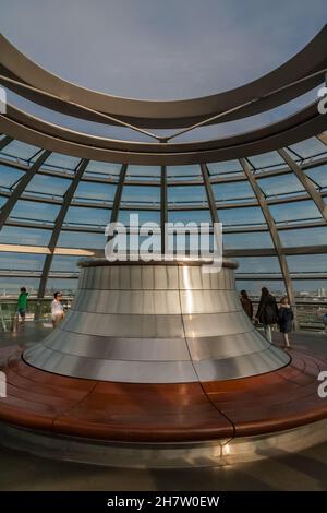 Vista ravvicinata della bocchetta di ventilazione nella cupola di vetro che ventila naturalmente l'edificio del Reichstag di Berlino, attirando l'aria calda verso l'alto. Un caldo... Foto Stock