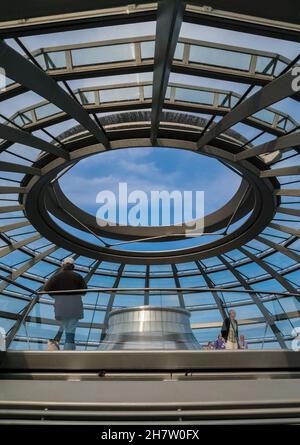 Grande vista del tetto della cupola di vetro in cima al palazzo Reichstag a Berlino con la bocca d'aria che aiuta a ventilare l'intero edificio... Foto Stock