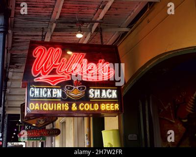 NEW ORLEANS, STATI UNITI D'AMERICA - 03 novembre 2021: The Willie's Chicken Shack on Bourbon Street a New Orleans, Stati Uniti d'America Foto Stock