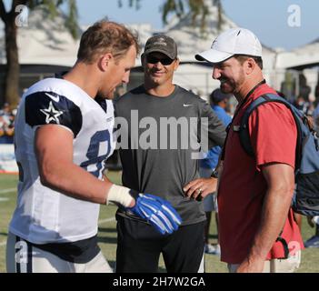 Oxnard, Stati Uniti. 8 agosto 2015. Nell'agosto del 2015, Dallas Cowboys Tight End Jason Witten (82) parla con l'ex Cowboys Jay Novacek, Middle, e Babe Laufenberg, a destra, durante il campo di addestramento a Oxnard, California. (Foto di Paul Moseley/Fort Worth Star-Telegram/TNS/Sipa USA) Credit: Sipa USA/Alamy Live News Foto Stock