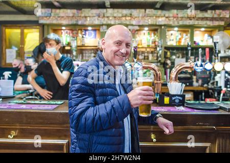 I bevitori sociali si alzano al bar nella Scotsman's Lounge per la prima volta come una delle restrizioni revocate del 'giorno della libertà'. Sono state applicate restrizioni sulla posizione al bar a causa della pandemia del covid-19. Credito: Euan Cherry Foto Stock