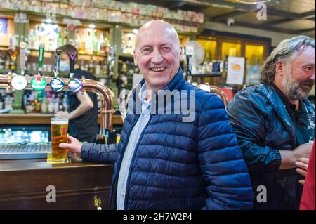 I bevitori sociali si alzano al bar nella Scotsman's Lounge per la prima volta come una delle restrizioni revocate del 'giorno della libertà'. Sono state applicate restrizioni sulla posizione al bar a causa della pandemia del covid-19. Credito: Euan Cherry Foto Stock