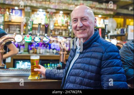 I bevitori sociali si alzano al bar nella Scotsman's Lounge per la prima volta come una delle restrizioni revocate del 'giorno della libertà'. Sono state applicate restrizioni sulla posizione al bar a causa della pandemia del covid-19. Credito: Euan Cherry Foto Stock