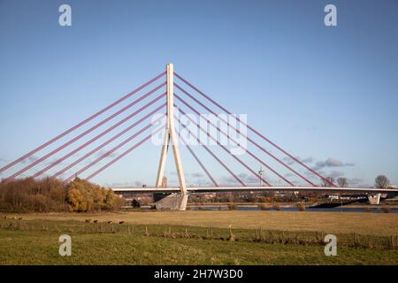 Il ponte Niederrhein sul fiume Reno, Wesel, Nord Reno-Westfalia, Germania. Die Niederrheinbruecke ueber den Rhein, Wesel, Nordrhein-Westfal Foto Stock