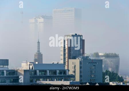 Rotterdam, Paesi Bassi, 8 ottobre 2021: Mattinata autunnale soleggiata con nebbia che lentamente scompare, rivelando il museo e deposito Boymans, Parkhotel, Euroma Foto Stock