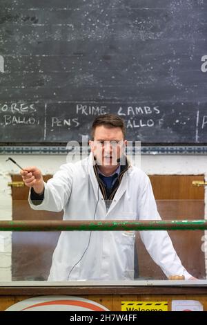 Auctioneer che prende le offerte ad una vendita di bestiame in Cumbria, Regno Unito. Foto Stock