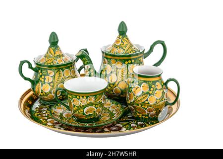 Set da tè di vecchi utensili popolari russi tradizionali. Piatti con ornamento floreale dipinto a mano in stile Khokhloma isolato su sfondo bianco. Foto Stock