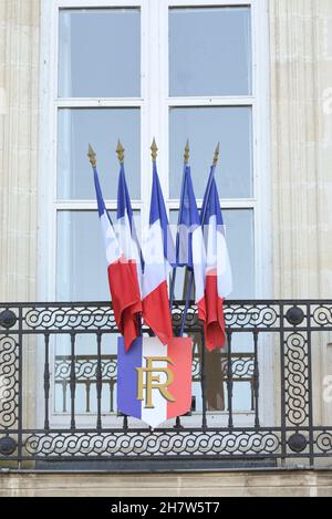 La bandiera francese si appese sulla casa di stesa, ondeggiandosi nel vento. Foto Stock