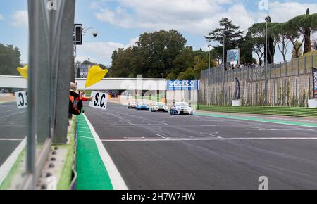 Vallelunga, Italia, ottobre 31 2021. Festival americano di Roma. Bandiera gialla e cartello auto di sicurezza che sventola le auto che corrono su pista diritta Foto Stock