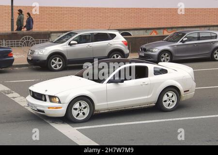 Kiev, Ucraina - 3 maggio 2019: Ford Mustang bianco nella città Foto Stock