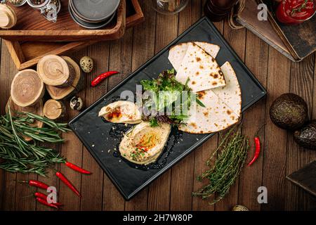 Salsa classica a base di hummus con pane pita Foto Stock