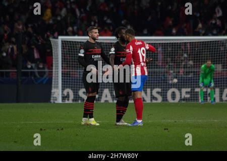 Madrid, Spagna. 24 novembre 2021. La fine della partita. Durante la partita di Champions League Group B tra l'Atlético de Madrid e l'A.C. Milano. Vittoria di Milano da 0 a 1 con gol di Messias Junior nei minuti 87 del gioco. (Foto di Jorge Gonzalez/Pacific Press) Credit: Pacific Press Media Production Corp./Alamy Live News Foto Stock