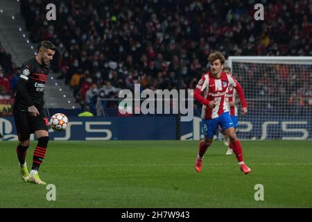 24 novembre 2021, Madrid, Madrid, Spagna: Theo Hernandez (L) e Griezmann (R)..durante la partita del Champions League Group B tra AtlÃ de Madrid e A.C. Milano. Vittoria di Milano da 0 a 1 con gol di Messias Junior nei minuti 87 del gioco. (Credit Image: © Jorge Gonzalez/Pacific Press via ZUMA Press Wire) Foto Stock