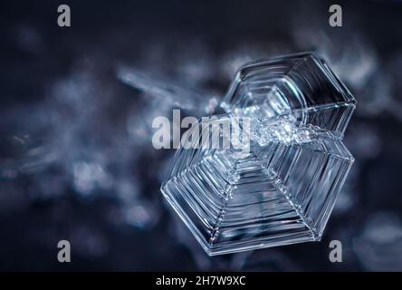 Cristalli di gelo su una superficie di legno, fuoco accatastato, formazioni di cristalli sorprendenti di gelo Foto Stock