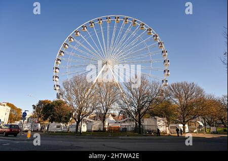 Brighton UK 25 novembre 2021 - Una ruota di ferro gigante è stato eretto nella vecchia Steine Brighton che sarà parte del Brighton Christmas Festival quest'anno : Credit Simon Dack / Alamy Live News Foto Stock