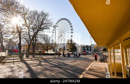 Brighton UK 25 novembre 2021 - Una ruota di ferro gigante è stato eretto nella vecchia Steine Brighton che sarà parte del Brighton Christmas Festival quest'anno : Credit Simon Dack / Alamy Live News Foto Stock