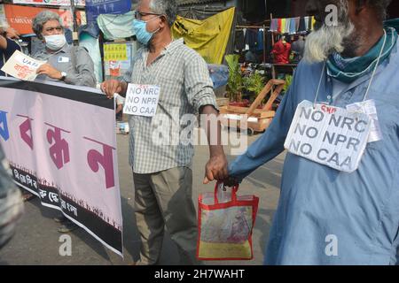 Kolkata, Bengala Occidentale, India. 25 Nov 2021. Le persone si riuniscono per protestare contro il disegno di legge dell'agricoltore, nessun NRC e nessun CAA.People che fanno catena umana per dimostrare. I bambini partecipano a questo rally. La gente festeggia anche l'anniversario della protesta degli agricoltori. (Credit Image: © Rahul Sadhukhan/Pacific Press via ZUMA Press Wire) Foto Stock