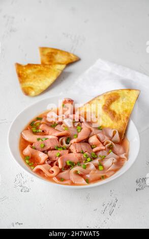 Porzione di zuppa di spaghetti rosa Yen Ta Fo Foto Stock