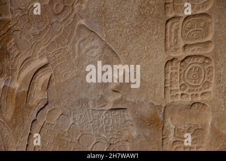 Antiche sculture in rilievo maya e sculture situate nel tempio degli edifici a croce nel sito archeologico di Palenque, Foto Stock