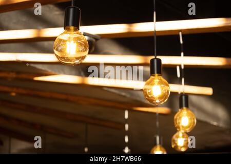 Lampade Edison appese al soffitto. Lampade di stile vintage decorare stanza. Loft design background.Antique elettronica lampada decorativa retro luce lampada decorazione luminoso. Foto Stock