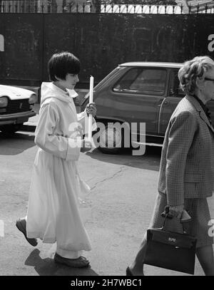 Bambini e parenti escono dopo una cerimonia religiosa, possibilmente conferma, Parigi, Francia, 1978 Foto Stock