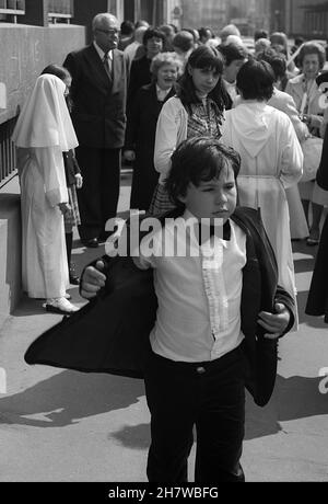 Bambini e parenti escono dopo una cerimonia religiosa, possibilmente conferma, Parigi, Francia, 1978 Foto Stock