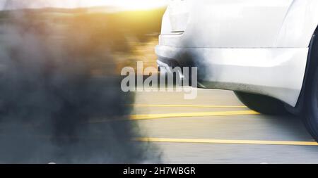 Inquinamento dell'aria causato da un veicolo con motore diesel obsoleto e fumo nero sulla strada Foto Stock