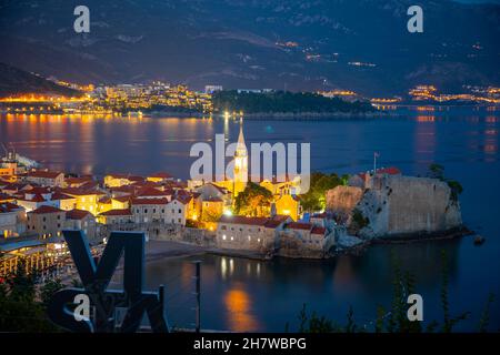 Vista notturna della città vecchia di Budva con vista mare e luci serali dal ristorante Vista Vidokovac Foto Stock