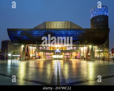 The Lowry al tramonto Salford Quays City di Salford Greater Manchester Inghilterra Foto Stock