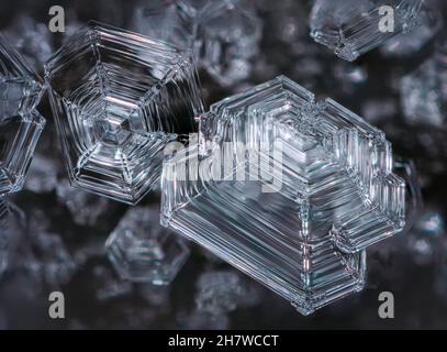 Cristalli di gelo su una superficie di legno, fuoco accatastato, formazioni di cristalli sorprendenti di gelo Foto Stock