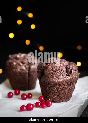 Muffin al cioccolato di Natale e ribes rosso. Ottimo cibo, vacanza, compleanno, occasioni speciali Foto Stock